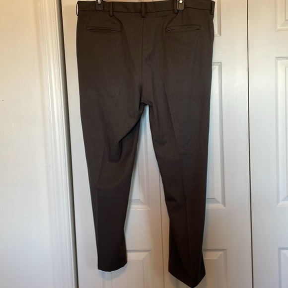 Men’s gray Dockers 42x32. Like new straight fit flat front pockets front/back - Picture 7 of 8
